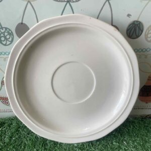 จานรองถ้วยพอร์ซเลนสีขาวที่มีขอบหยักเล็กน้อย