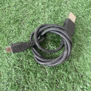 สายเคเบิลในภาพคือสาย USB Type-A to Micro-USB ซึ่งเป็นสายชาร์จและโอนถ่ายข้อมูลมาตรฐาน