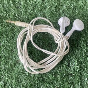 หูฟังเอียร์บัดแบบมีสายสีขาวของแบรนด์ Edifier