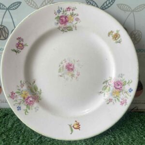 จานสะสมวินเทจที่มีลายดอกไม้หลากสีและขอบสีทองเล็กน้อย