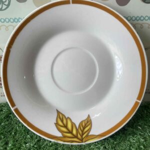 จานรองถ้วยชาหรือกาแฟเซรามิกสีขาวที่มีลวดลายใบไม้สีเหลืองทองและขอบสีทอง