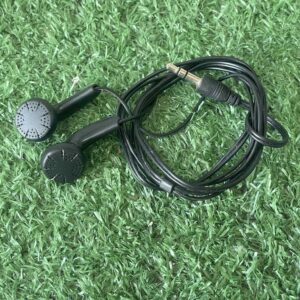 หูฟังแบบเอียร์บัดสีดำพร้อมสายเชื่อมต่อแบบมีสาย