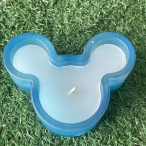 เทียนรูปมิกกี้เมาส์นี้เป็นของสะสมที่ทำจากแก้วสีฟ้า