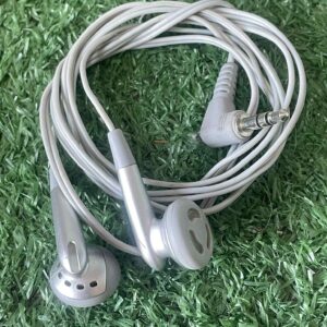 หูฟังแบบเอียร์บัดสีเทา