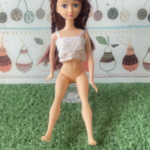 ตุ๊กตา Licca-chan ที่สวมเสื้อครอปผ้าลูกไม้สีขาว