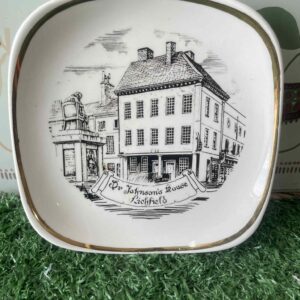 จานรองหรือจานเล็กสำหรับสะสมที่ระลึกถึงบ้าน Dr. Johnson's House ที่เมือง Lichfield