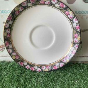 จานรองถ้วยชาเซรามิกแบบสะสมที่มีลวดลายดอกกุหลาบสีชมพูและเหลืองบนขอบสีดำพร้อมขอบทอง