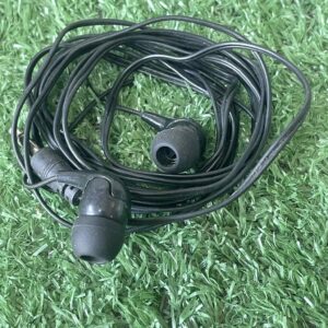 หูฟังแบบมีสายสีดำ