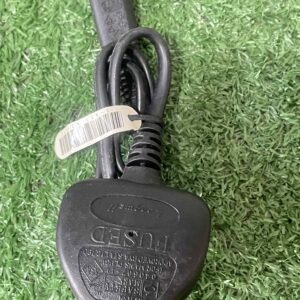 สายไฟนี้เป็นสายไฟ AC มาตรฐานอังกฤษแบบ 3 ขา (UK 3-pin plug) พร้อมขั้วต่อ IEC C13 ที่ปลายอีกด้านหนึ่ง