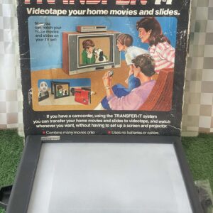 อุปกรณ์วินเทจ Transfer-It จากแบรนด์ Azden หรือ Vidpro ใช้สำหรับถ่ายโอนฟิล์มภาพยนตร์เก่าและสไลด์ลงบนวิดีโอเทปเพื่อให้สามารถรับชมผ่านโทรทัศน์ได้